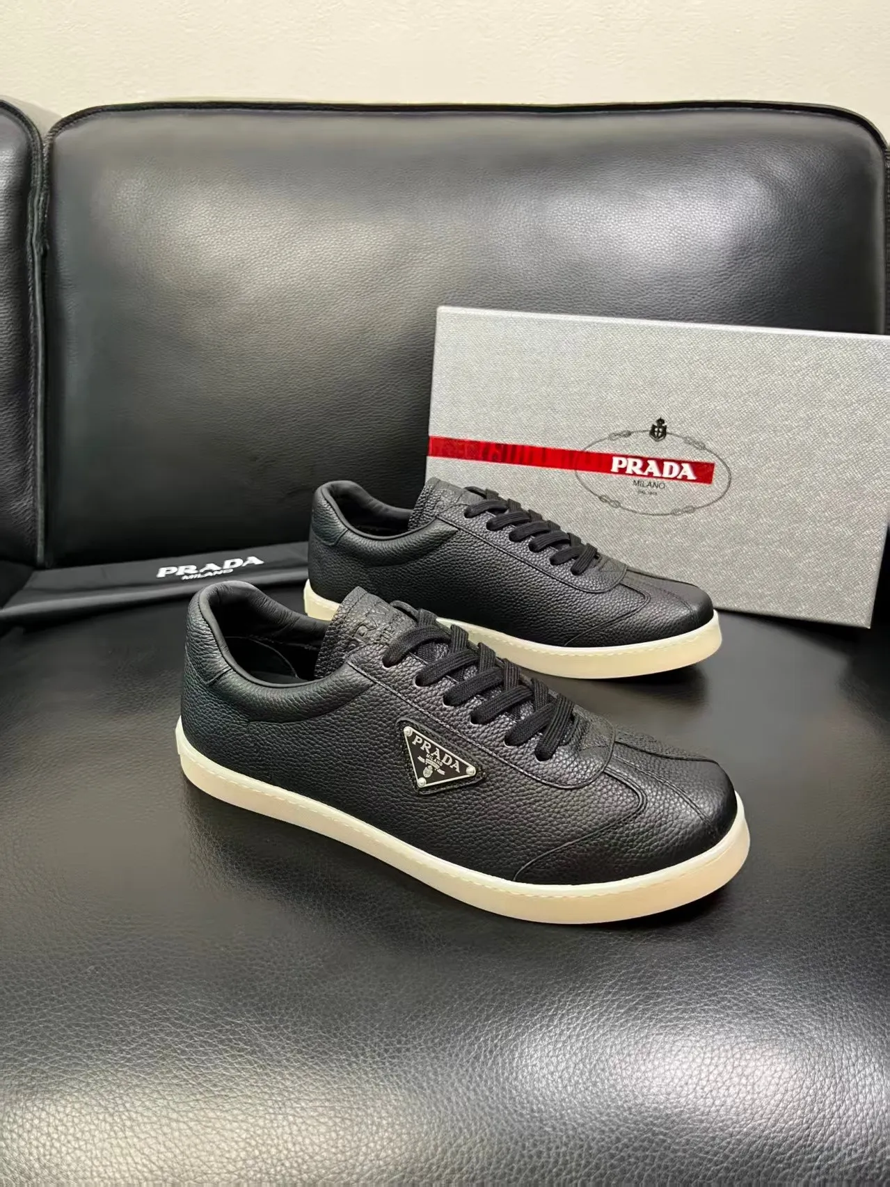 P380 38-45 Prada Prada’s new men’s leather sneakers, the highest version on the market, any comparison is welcome🆚! The original leather has excellent texture and is super high-end! Fetal sheep net lining imported from Italy, removable pad! Luxurious materials and fine workmanship, highly recommended! No. 058